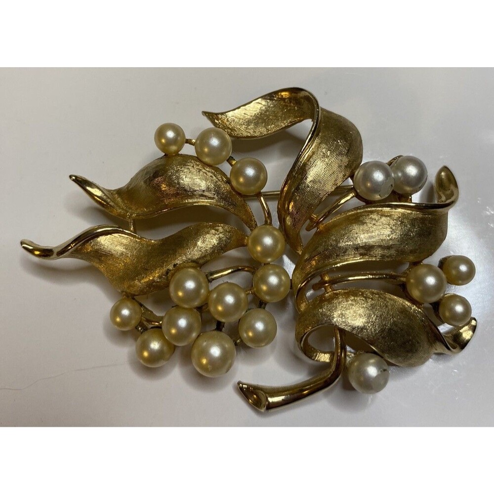 Vintage Signed CORO Goldtone Leaf Brooch with Faux Pearls